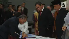 Ketua KPK periode 2015-2019 Agus Rahardjo (kiri) menandatangani nota serah terima jabatan disaksikan Ketua KPK Firli Bahuri (kanan) saat pisah sambut usai pelantikan di Gedung KPK, Jakarta, Jumat (20/12/2019). Acara ini dihadiri pimpindan dan Dewan Pengawas KPK. (merdeka.com/Dwi Narwoko)
