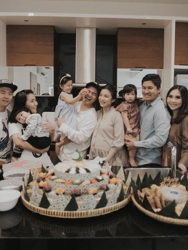 7 Potret Pesta Ulang Tahun Glenn Alinskie, Perut Chelsea Olivia Curi Perhatian