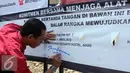 Penandatanganan Komitmen Bersama menjaga Alat Peraga Kampanye Pemilihan Walikota dan Wakil Walikota Tangerang Selatan Tahun 2015 dan Pemasangan Alat Peraga Kampanye di Bundaran Maruga, Tangerang Selatan, (2/9/2015). (Liputan6.com/Helmi Afandi) 