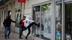 Sejumlah warga memecahkan kaca jendela sebuah bank selama unjuk rasa memprotes perubahan hukum perburuhan/ketenagakerjaan yang akan dilakukan pemerintah di Nantes, Prancis (26/5). (REUTERS / Stephane Mahe)