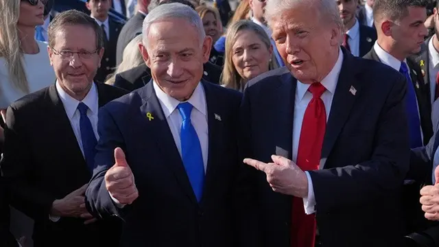 Presiden Amerika Serikat Donald Trump berpose bersama Perdana Menteri Israel Benjamin Netanyahu sebelum menaiki pesawat kepresidenan Air Force One di Bandara Internasional Ben Gurion, dekat Tel Aviv, Senin (13/10/2025).