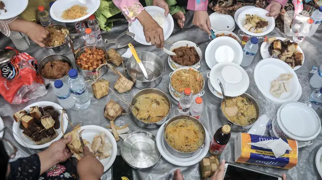 Berbagai menu seperti ketupat, rendang, bihun, dan kue-kuean dibawa para pesarta untuk kemudian dimakan bersama. (merdeka.com/Iqbal S. Nugroho)