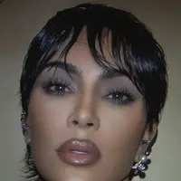 Pendiri Skims ini tiba di Paris Fashion Week dengan potongan rambut pixie hitam ramping yang langsung mengingatkan kita pada ibunya yang ikonis, Kris Jenner. [Foto: Instagram/ Kim Kardashian]