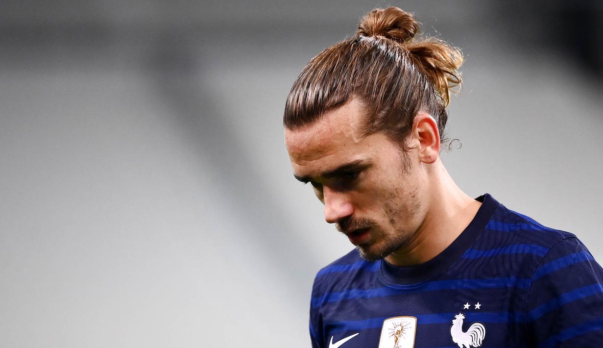 Pemain Prancis, Antoine Griezmann, tampak kecewa usai ditaklukkan Finlandia pada laga uji coba di Stadion Stade de France, Rabu (11/11/2020). Prancis takluk dengan skor 0-2. (AFP/Franck Fife)
