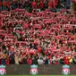 Fans dan pendukung Liverpool FC bernyanyi sebelum pertandingan persahabatan dimulai di Sydney, Australia (24/5). Dalam pertandingan ini Liverpool FC menang 3-0 atas Sydney FC. (AP Photo / Rick Rycroft)