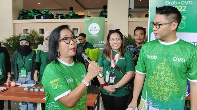 Country Managing Director Grab Indonesia, Neneng Goenadi bersama Director of West Indonesia, Grab Indonesia, Richard Aditya pada Hari Mitra Grab Indonesia di Yogyakarta. (Liputan6.com/Dicky Agung Prihanto)