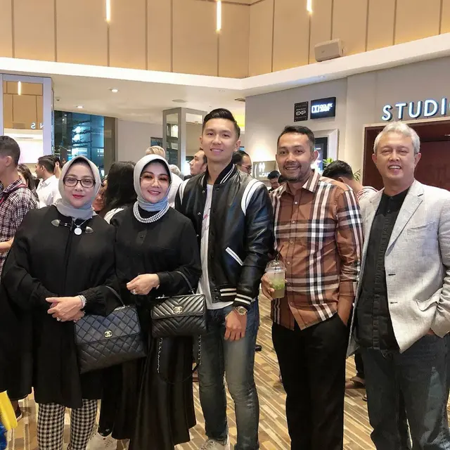6 Momen Kebersamaan Indra Priawan dengan Keluarga Besar Nikita Willy