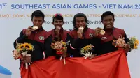Tim Indonesia yang turun di nomor Women's Canoe Four 500m berhasil mempersembahkan medali emas di SEA Games 2021 Vietnam, Sabtu (21/5/2022).  (NOC Indonesia)