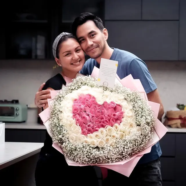 6 Potret Darius Sinathrya dan Donna Agnesia Rayakan Anniversary, Sederhana