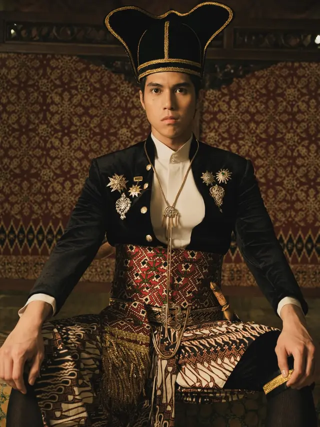 Bak Raja Keraton, Gaya Gagah El Rumi dalam Balutan Busana Adat Jawa di Foto Prewedding dengan Syifa Hadju