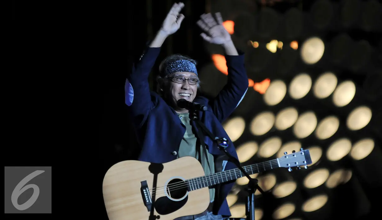 Iwan Fals beraksi di panggung Malam Puncak HUT SCTV ke 26 di Istora Senayan, Jakarta, Rabu (24/8). Kehadiran Iwan Fals membuat penonton semakin bergemuruh terutama OI, sebutan untuk penggemarnya. (Liputan6.com/Johan Tallo)