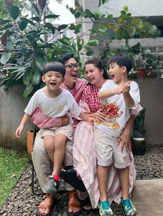 Momen perayaan Imlek keluarga Junior Liem dan Putri Titian. [Foto: Instagram/putrititian]