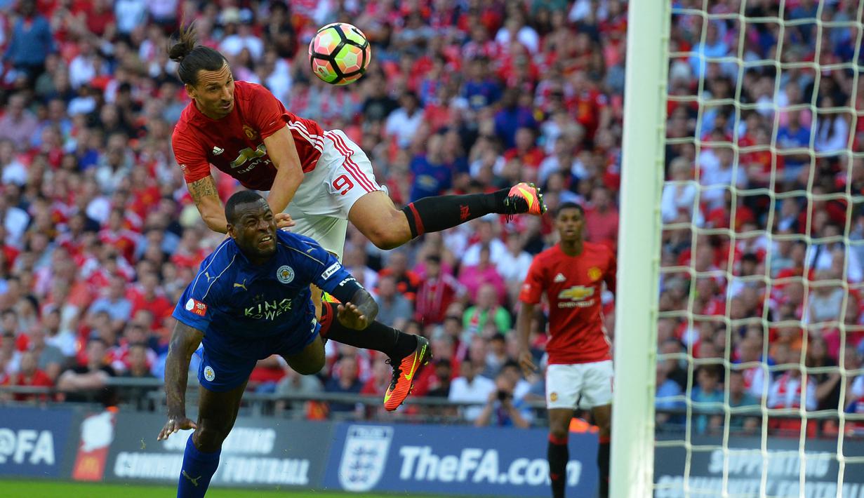Zlatan Ibrahimovic. Striker Swedia yang didatangkan MU dari PSG pada awal musim 2016/2017 ini langsung mencetak masing-masing 1 gol pada dua laga debutnya di ajang berbeda. Di Community Shield melawan Leicester (7/8/2016) menang 1-0 dan di Liga Inggris menang 3-1 atas Bournemouth. (AFP/Glyn Kirk)