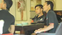 Juan Revi dkk. dilarang makan sambal menjelang pertandingan Arema Cronus versus Sriwijaya FC di Stadion Manahan, Solo, Minggu (11/10/2015). (Bola.com/Kevin Setiawan)