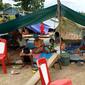 Warga masih mengungsi pada sejumlah tenda darurat pasca gempa Halmahera Selatan yang terjadi pekan lalu. (Liputan6.com/Hairil Hiar)