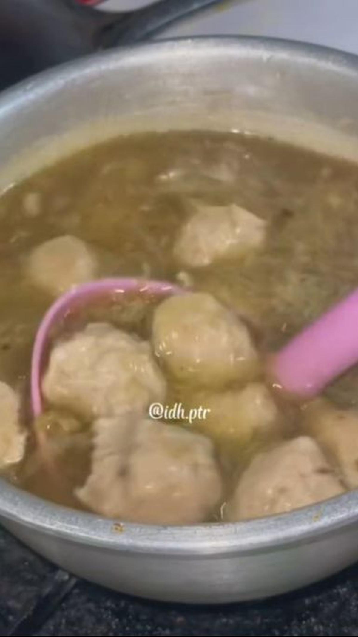 Masukkan Bakso ke dalam Rebusan
