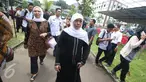 Menteri Sosial (Mensos) Khofifah Indar Parawangsa tiba di rumah duka di Pondok Pesantren (Ponpes) Al Hikam Depok, Kamis (16/3). Kedatangan Mensos Khofifah untuk menyampaikan duka kepada keluarga tokoh PBNU KH Hasyim Muzadi (Liputan6.com/Immanuel Antonius)