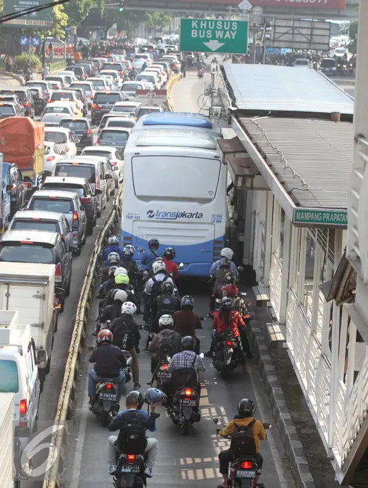 Pengendara memasuki jalur bus Transjakarta di Jalan Mampang, Jakarta, Senin (13/6). Aturan tilang dan denda  ini terhitung mulai Senin (13/6). (Liputan6.com/Gempur M Surya)