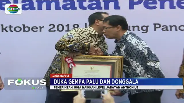 Kedua orangtua almahrum Athonius Agung hadir menerima penghargaan Adikarya Dirgantara Pralabda dari Menteri Perhubungan Budi Karya Sumadi dan Airnav Indonesia.