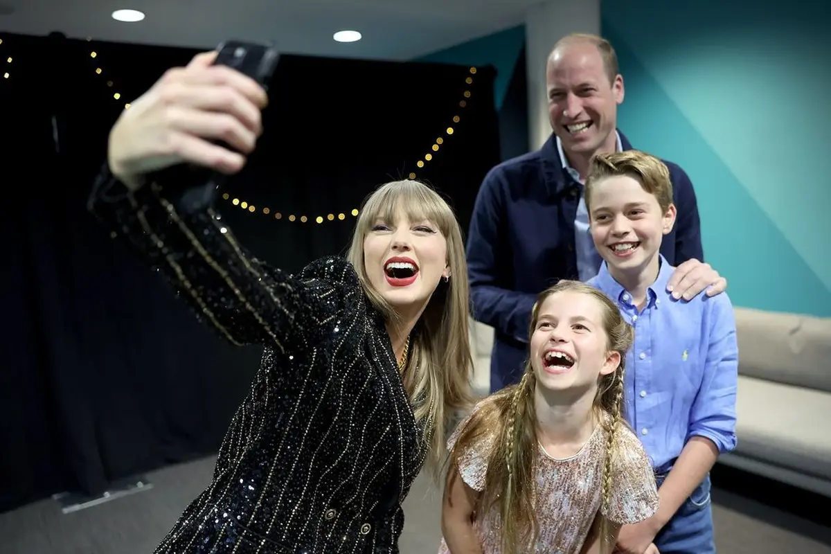 Kado Ultah Tambahan untuk Pangeran William, Foto Bareng Taylor Swift di Belakang Panggung