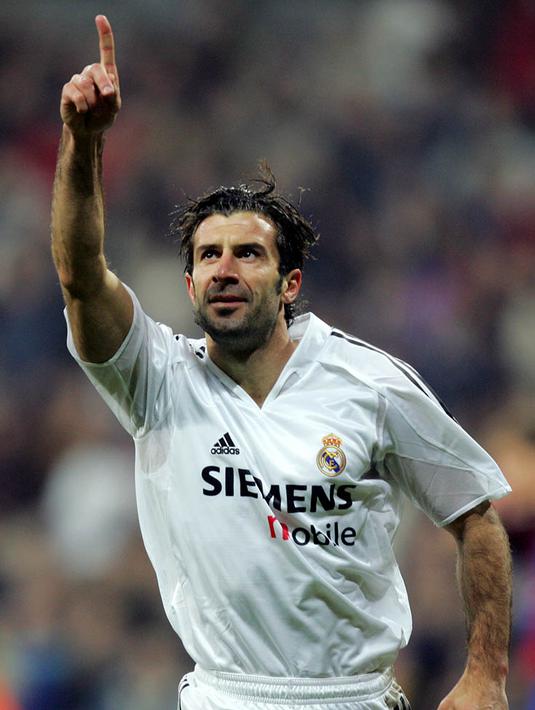 Luis Figo - Gelandang serang asal Portugal itu meraih Ballon d'Or tahun 2001 kala berseragam Real Madrid. Pada tahun itu dirinya berhasil mempersembahkan Los Blancos double winners. (AFP/Javier Soriano)