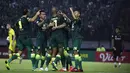 <p>Pemain Persebaya Surabaya merayakan gol yang dicetak Hansamu Yama saat menghadapi Persik Kediri di laga pembuka Shopee Liga 1 2020, Sabtu (29/2). Persebaya dan Persik bermain imbang 1-1. (Bola.com/Yoppy Renato)</p>