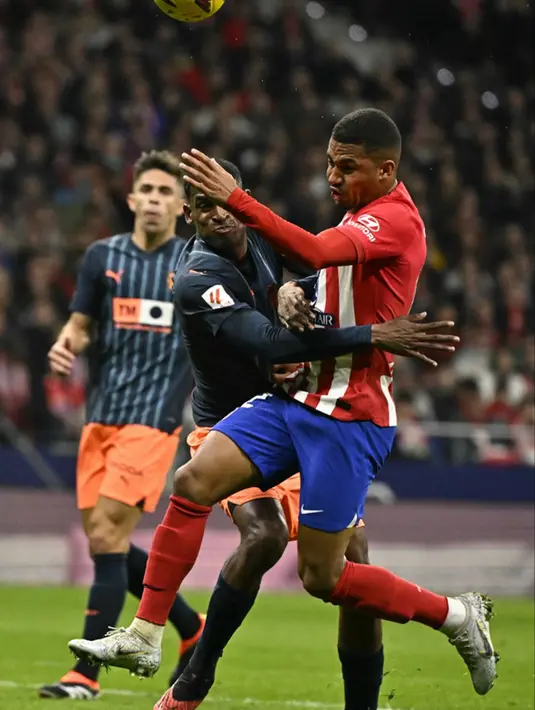 <p>Bermain agresif sejak menit awal, Atletico Madrid menekan Valencia yang cuma diberikan 46 persen ball possesion. Atletico melepaskan total 12 attempts dengan delapan di antaranya mengarah ke gawang. (JAVIER SORIANO/AFP)</p>