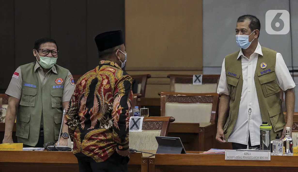 Kepala BNPB Doni Monardo saat rapat dengan Komisi VIII mengenai perkembangan COVID-19 di Gedung DPR, Jakarta Pusat, Senin (13/7/2020). Rapat membahas evaluasi kinerja dan anggaran penanganan COVID-19. (Liputan6.com/Johan Tallo)