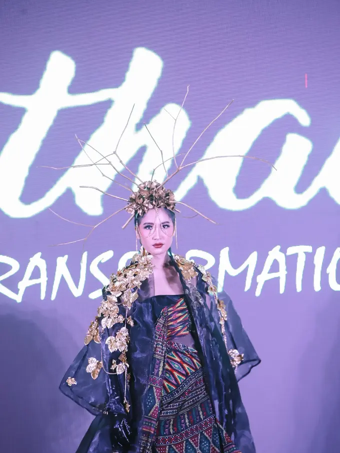 Koleksi "Transformation" membuat ulos Paduan Tradisi dan Modernitas
