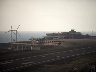 Pemandangan umum bandara yang ditutup dan kosong setelah semua penerbangan dibatalkan, di Pulau Canary La Palma, Spanyol, Kamis (7/10/2021). Awan abu tebal dari letusan gunung berapi Cumbre Vieja memaksa bandara pulau itu ditutup kedua kalinya sejak letusan 19 September lalu. (JORGE GUERRERO/AFP)