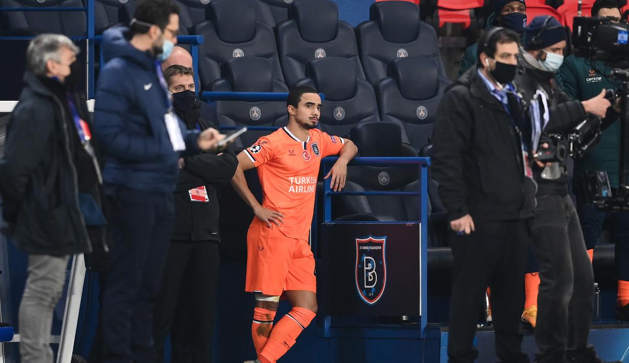 Bek Istanbul Basaksehir, Rafael (tengah), menunggu di pinggir lapangan usai dihentikannya laga lanjutan Liga Champions Grup H melawan Paris Saint-Germain di Parc des Princes Stadium, Selasa (8/12/2020). (AFP/Franck Fife)
