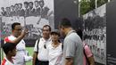 Gubernur DKI Jakarta, Anies Baswedan, melihat pameran sejarah MH Thamrin di lapangan VIJ, Petojo, Jakarta, Sabtu (16/2). Acara ini rangkaian dari Festival 125 Tahun MH Thamrin. (Bola.com/Yoppy Renato)