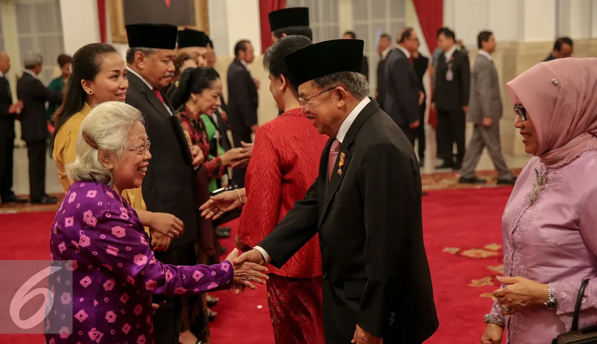 Wakil Presiden Jusuf Kalla memberikan gelar pahlawan nasional kepada lima tokoh di Istana Negara, Jakarta, Kamis (5/11). Penganugerahan ini merupakan agenda rutin jelang Hari Pahlawan tiap 10 November. (Liputan6.com/Faizal Fanani)