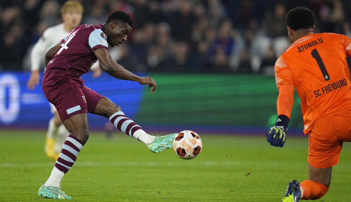 Pemain West Ham United, Mohammed Kudus (kiri), menendang bola ke gawang Freiburg yang membuahkan gol pertama bagi timnya dalam laga pamungkas fase Grup A Europa League 2023/2024 yang berlangsung di London Stadium, Jumat (15/12/2023). (AP Photo/Kirsty Wigglesworth)
