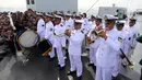 Defile pasukan Angkatan Laut saat mengikuti upacara Hari Pahlawan dari atas KRI dr.Soeharso 990 di Perairan Pulau Damar, Teluk Jakarta, Jum'at (10/11). Upacara Hari Pahlawan ini bertema"Perkokoh Persatuan Membangun Negeri". (Liputan6.com/Johan Tallo)