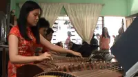 Pemain guzheng atau kecapi khas Tiongkok mulai menambah jam latihan menjelang tahun baru Imlek.