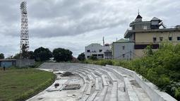 Kondisi renovasi tribune penonton Stadion Gelora Kie Raha yang terletak di Ternate, Maluku Utara pada Kamis, (14/3/2024). Stadion tersebut akan menjadi markas bagi Malut United untuk Liga 1 musim depan. (Bola.com/Hery Kurniawan)