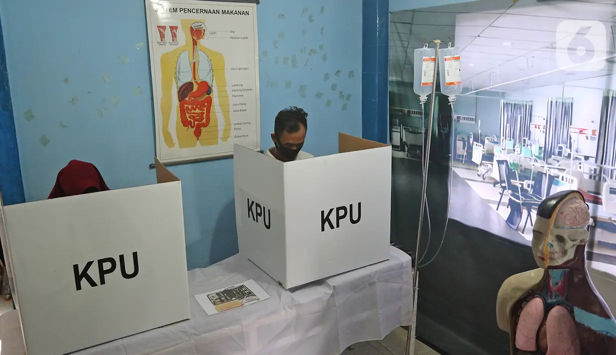 Warga menggunakan hak pilihnya saat Pilkada Depok di Tempat Pemungutan Suara (TPS) 56, Mekarjaya, Depok, Rabu (9/12/2020). TPS 56 menggunakan tema kesehatan untuk menarik warga menggunakan hak pilih dan mengingatkan protokol kesehatan di masa Pandemi COVID-19. (Liputan6.com/Herman Zakharia)