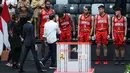 <p>Presiden Republik Indonesia, Joko Widodo menyalami perwakilan Timnas Basket Indonesia saat acara peresmian Indonesia Arena pada Senin (07/08/2023) di Senayan, Jakarta. (Bola.com/Bagaskara Lazuardi)</p>