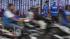 Aremania melihat-lihat atribut Arema FC yang dijual oleh pedagang kaki lima jelang laga semifinal Piala Presiden 2017 antara Arema FC melawan Semen Padang di sekitar Stadion Kanjuruhan, Malang, Jawa Timur, Minggu (5/3/2017). (Bola.com/Vitalis Yogi Trisna)