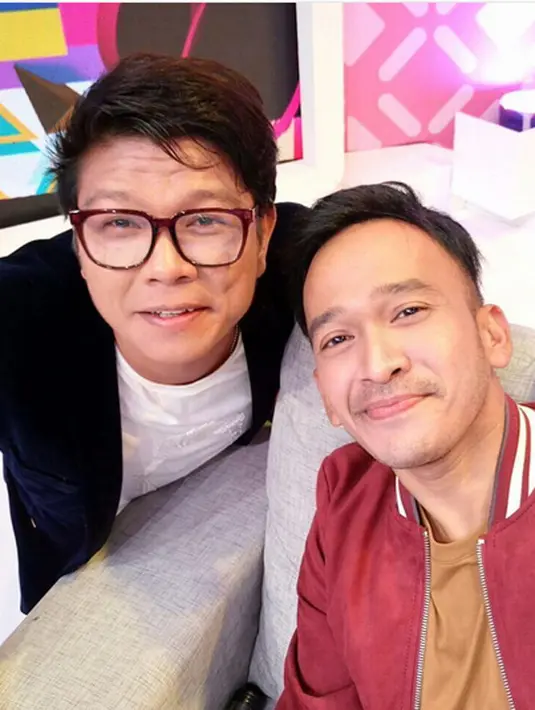 Presenter Ruben Onsu pada Kamis (28/9/2017) mengunggah foto bersama bintang tamunya, Andhika Kangen Band. Berjejer satu frem, Ayu Ting Ting, Andhika Kangen Band, Ruben Onsu dan Ivan Gunawan. (Instagram/ruben_onsu)