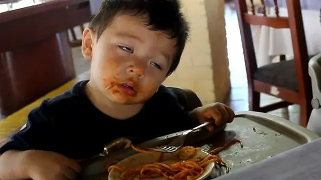 7 Potret Lucu Bocah Ketiduran Waktu Makan Ini Menggemaskan