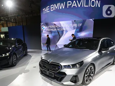 Sejumlah awak media melihat-lihat The All New 5 BMW saat diluncurkan pada Press Day pameran otomotif GAIKINDO Indonesia International Auto Show (GIIAS) 2024 di Indonesia Convention Exhibition (ICE) BSD, Serpong, Kabupaten Tangerang, Banten, Rabu (17/7/2024). (Liputan6.com/Angga Yuniar)