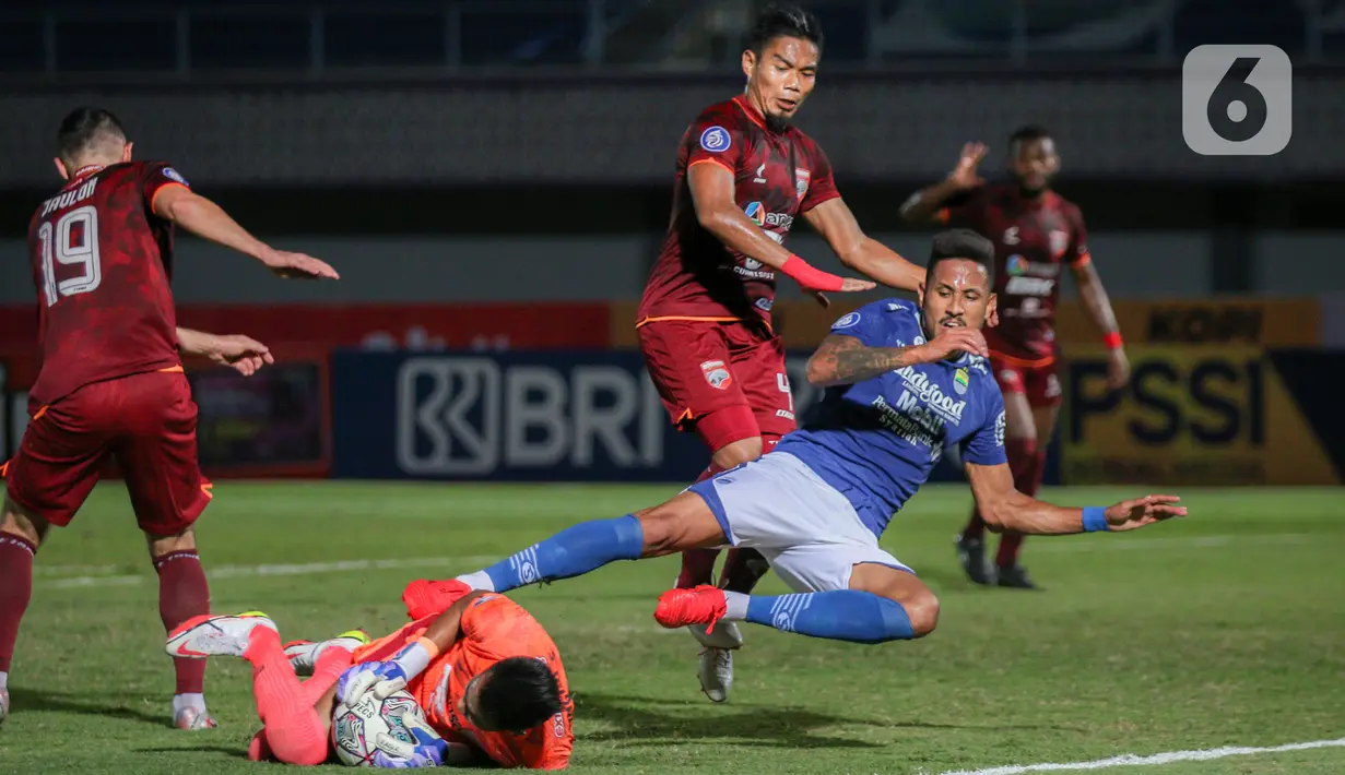 Kiper Borneo FC Angga Saputro (kiri) merebut bola dari penyerang Persib Bandung Wander Luiz saat laga pekan keempat BRI Liga 1 2021/2022 di Stadion Indomilk Arena, Tangerang, Kamis (23/9/2021). Laga berakhir dengan skor 0-0. (Bola.com/Bagaskara Lazuardi)