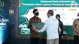 Wakil Presiden Direktur BCA Armand W. Hartono secara simbolis menerima peluncuran mobil kas pada kegiatan kolaborasi perbankan dan Bank Indonesia dalam pelayanan penukaran Uang Idul Fitri Serambi Rupiah Ramadan 2022 di Jakarta, Senin (04/04/2022). (Liputan6.com/HO/Eko)