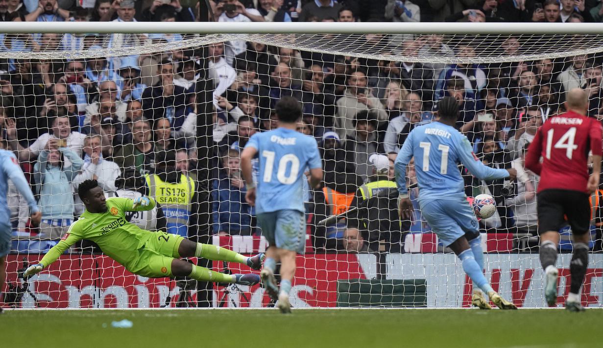 Striker Coventry City, Haji Amir Wright (kedua kanan) mencetak gol penyeimbang 3-3 ke gawang Manchester United lewat eksekusi penalti pada laga semifinal Piala FA 2023/2024 di Wembley Stadium, London, Minggu (21/4/2024). (AP Photo/Alastair Grant)