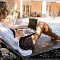 Bekerja sambil berpindah tempat terdengar menyenangkan, tetapi gaya hidup digital nomad juga punya tantangan yang tidak selalu terlihat di media sosial. (Foto/Dok: Pexels)