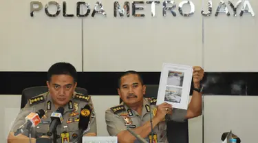 Kabid Dokkes PMJ Kombes Musyafak (kanan) menunjukkan foto kondisi terakhir korban teror (14/1/) lalu saat menggelar jumpa pers di Mapolda Metro Jaya, Jakarta, Sabtu (14/1/2016). Beberapa korban dalam perawatan intensif. (Liputan6.com/Helmi Fithriansyah)