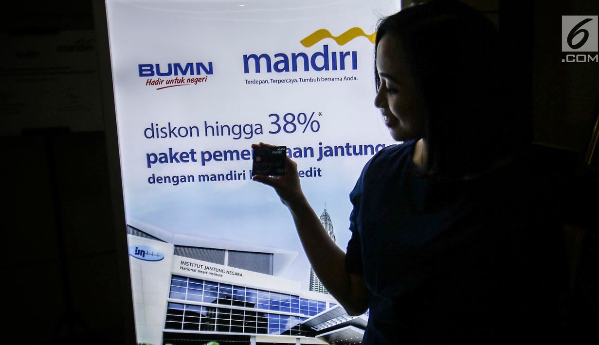 Pramuniaga berpose menunjukan kartu kredit bank Mandiri saat penandatanganan perjanjian kerjasama di Jakarta, Rabu (6/9). Hingga akhir Juli 2017, jumlah Mandiri Kartu Kredit yang telah diterbitkan mencapai 4,6 Juta kartu. (Liputan6.com/Angga Yuniar)