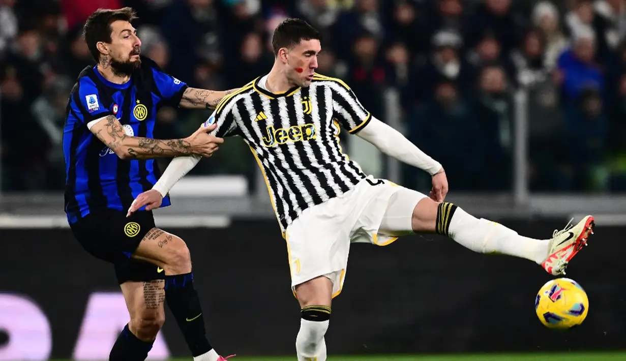 Di menit 27, Juventus bisa unggul lebih dulu melalui penyerang Dusan Vlahovic. Pemain asal Serbia itu meneruskan aksi menawan dari Chiesa yang mengelabui dua pemain Inter sebelum mengirimkan bola ke kotak penalti. (MARCO BERTORELLO/AFP)